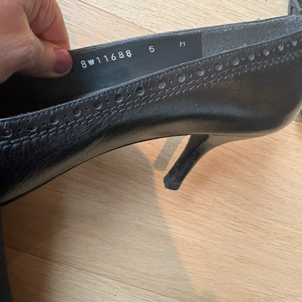 Stuart Weitzman Black Pointed Leather Heels with fringe, gun metal chain detail - Picture 2 of 4